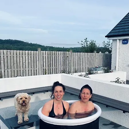 Luxury Getaway Retreat With Scenic Outdoor Space Bed & Breakfast